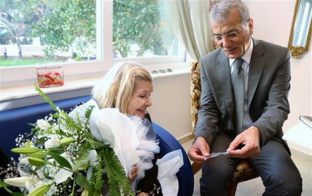 <p>Özellikle Gecekondu Yosması, Öp Babanın Elini, Çalsın Sazlar Oynasın Kızlar ve Yetim Yavrular filmlerinin kendisi için önemli olduğunu anlatan Alp, "Eşref Kolçak, Fikret Hakan, Münir Özkul gibi dostlarla çok film çektik. Zeki Müren ile evlerimiz yakındı, her dakika evindeydim. ’Geçerken uğramazsan bir daha konuşmam’ derdi. Bir gün, balıkçı pantolonumu giydim denize gidiyordum. Beni gördü, ’Oh oh git bakalım ama hiç haber verme’ dedi. ’Radyoda programın var geleceğim’ dedi. Sonra baktım Tarabya’ya süzüle süzüle geliyor. Mayosunu unutmuş. Amerika’dan yeni gelen filmci Esat Bey’i gördüm. ’Esat Bey, Zeki denize girecek ama mayosu yok’ dedim. Gitti Amerika’dan getirdiği mayoyu verip ’hediyem olsun’ dedi. Zeki giydi çok güzel oldu hem de çok sevindi. Denize girdik, plaj kıyafeti ile Tarabya’da fotoğraflar çektirdik" dedi.</p>
<p> </p>