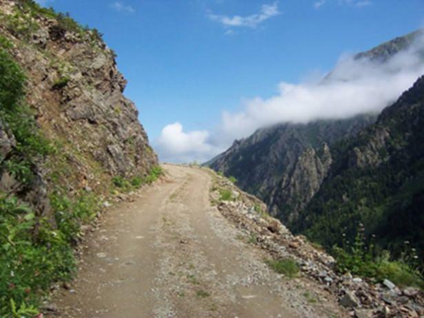 <p>Dünyanın tehlikeli yollarını gezerek değerlendirme yapan site kullanıcıları, Bayburt’taki yol için “sözler ve fotograflar ne kadar tehlikeli olduğunu anlatamaz” yorumunda bulundular.</p>