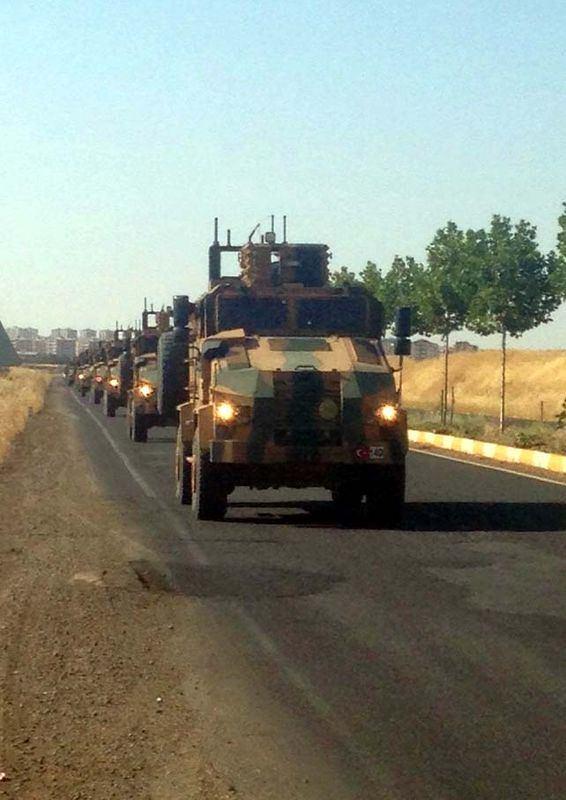 <p>Takviye birlik kaydırılması kapsamında bölgenin en büyük askeri birliği olan 7'nci Kolordu Komutanlığı'ndan çıkan zırhlı araçlar polis eskortu eşliğinde sınır illerine gönderildi. Elazığ yolu üzerinde bulunan 7'nci Kolordu Komutanlığı'ndan çıkan yaklaşık 40 araçlık askeri konvoy, Kamışlo bulvarından geçerek Mardin istikametine doğru gitti.</p>
