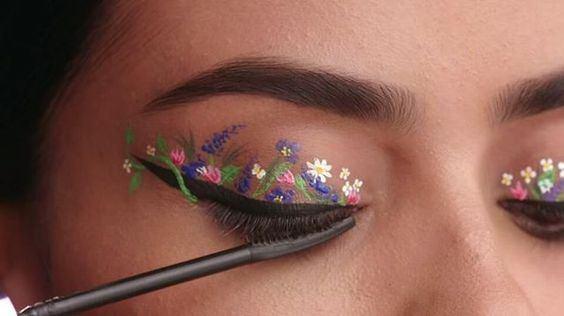 <p>Son zamanların yeni modası renkli ve desenli eyelinerlar.</p>