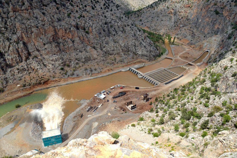 <p>Konya Ovası Projesi'nin (KOP) önemli adımı olan Mavi Tünel Projesi ile Bağbaşı, Bozkır ve Avşar barajlarında toplanan suyu Konya Ovası'na aktaracak 125 kilometre uzunluğundaki Apa Hotamış İletim Kanalı (AHİ) tamamlandı. Proje kapsamında 2015'te, Mavi Tünel'den ilk su verilmiş, Apa Göleti de çiftçilerin kullanımına sunulmuştu. </p>

<p> </p>
