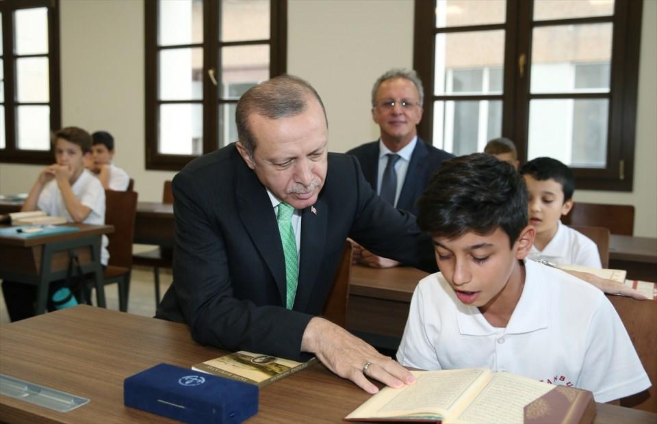 <p>Erdoğan, söz konusu okulun şu anki ismiyle İstanbul Recep Tayyip Erdoğan Anadolu Lisesi'nin bir ekol olduğunu kaydetti.</p>
<p> </p>