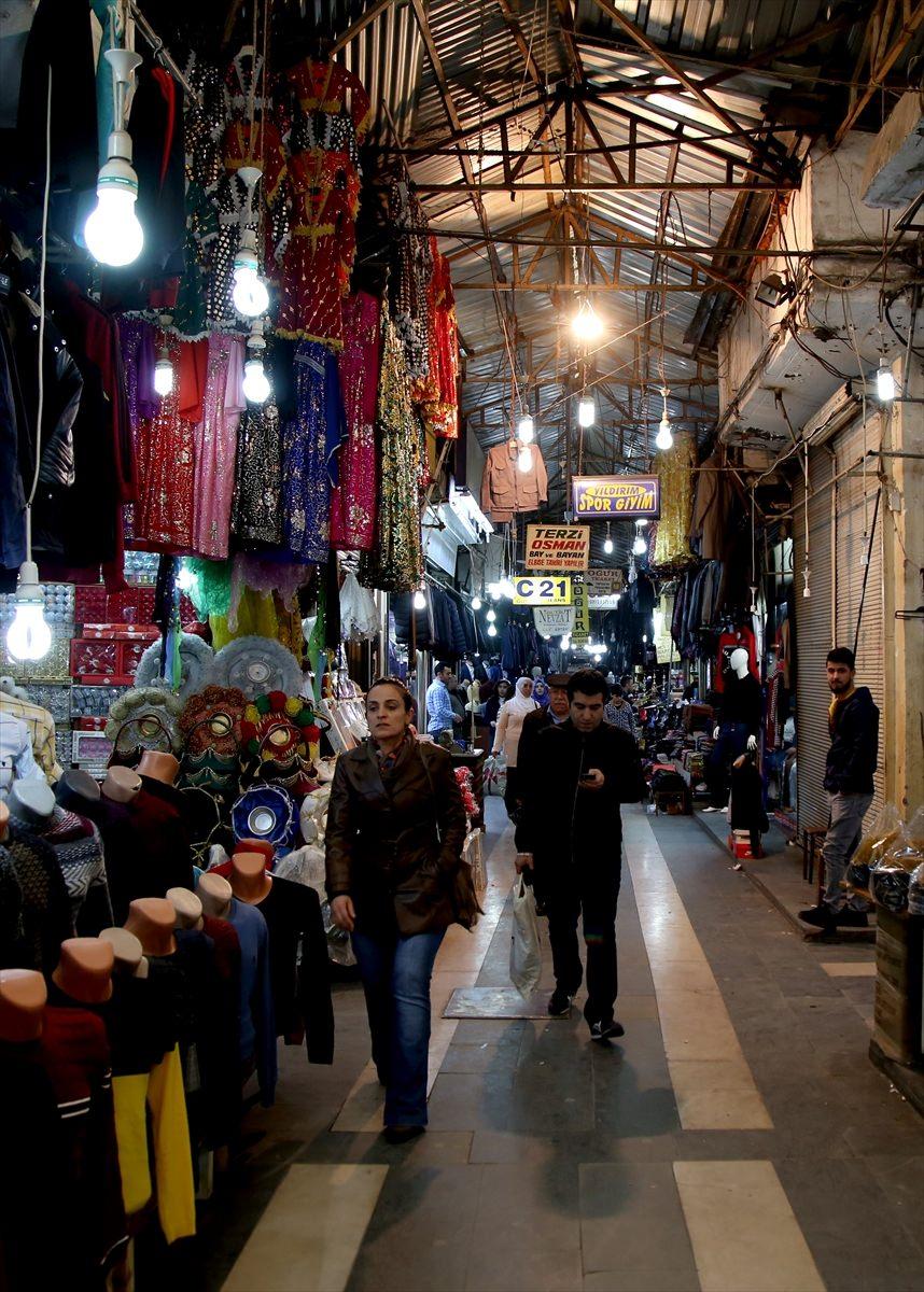 <p>"Yeni hali çok güzel olacak. Turistler gelip bakıyordu ama tarihi bir yapı görünmüyordu fakat şimdi daha görünür olacak. </p>
