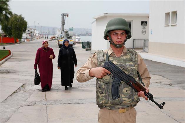 <p>Sahil Güvenlik Ege Deniz Bölge Komutanlığı, vatani görevini yapan 3 askere, yüzlerce kilometre uzaktan gelen anneleriyle Anneler Günü sürprizi hazırladı.</p>

<p> </p>
