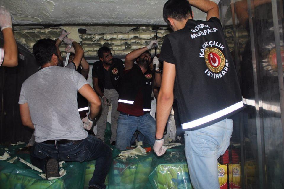 <p>Mersin Gümrük Muhafaza Kaçakçılık ve İstihbarat Müdürlüğü personeli tarafından Mersin Limanı'na gelen gemiden indirilen konteynerlerden Ekvator çıkışlı muz yüklü olduğu beyan edilen konteyner, yapılan risk analizi çerçevesinde x-ray taramasına sevk edildi. </p>
<p> </p>
