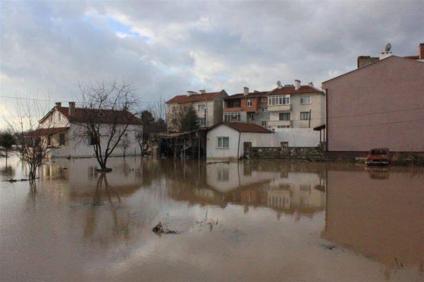 <p>Taşkın nedeniyle ulaşım sağlanamayan 5 bin kişinin oturduğu Karaağaç Mahallesi’nden bazı seddelerin zarar gördüğü bölümden akan sular sokaklara doldu. </p>
