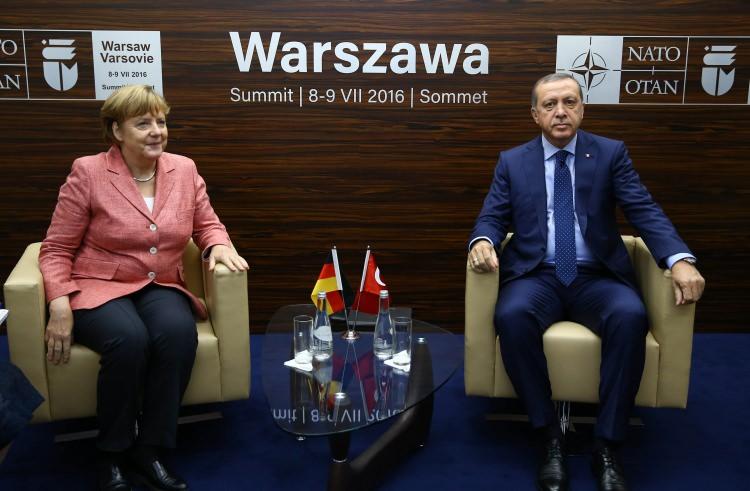 <p>Cumhurbaşkanı Recep Tayyip Erdoğan ve Almanya Başbakanı Angela Merkel, NATOZirvesi'nin düzenlendiği Polonya'nın başkenti Varşova'da Alman liderin talebiyle ikili bir görüşme gerçekleştirdi.</p>
