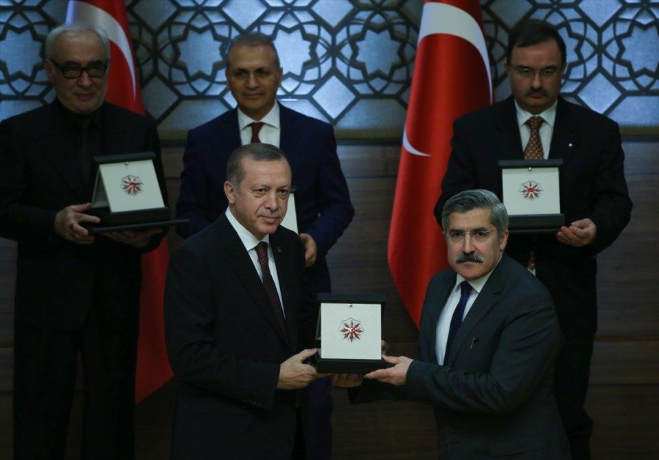 <p>Genel Sanatlar dalında ödüle hak kazanan Feridun Özgören'in ödülünü Kültür ve Turizm Bakan Yardımcısı Hüseyin Yayman aldı.</p>