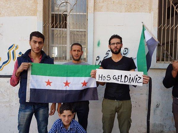 <p>Hatay'ın Reyhanlı ilçesinden hareket ederek dün gece sınırın Suriye tarafına geçen TSK unsurları, halihazırda İdlib'in kuzeyinde bulunuyor. TSK unsurları ilk etapta, Türkiye sınırında bulunan terör örgütü PKK/PYD kontrolündeki Afrin'in yakınlarında bir noktada konuşlandı. Suriye'deki ateşkesin diğer garantörleri Rusya ve İran ile varılan Astana anlaşmaları çerçevesinde gerçekleşen intikal, İdlib-Afrin sınır hattında sürecek.</p>
<p> </p>