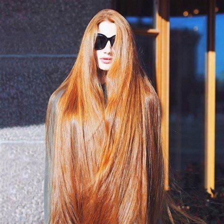 <p>Rusya'da yaşayan Anastasia Sidorov, 18 yaşında geçirdiği bir hastalık nedeniyle kel kaldı. Tedavi sonrası gür saçlarına kavuşan Anastasia, şampuan reklamlarının yıldızı oldu. </p>
