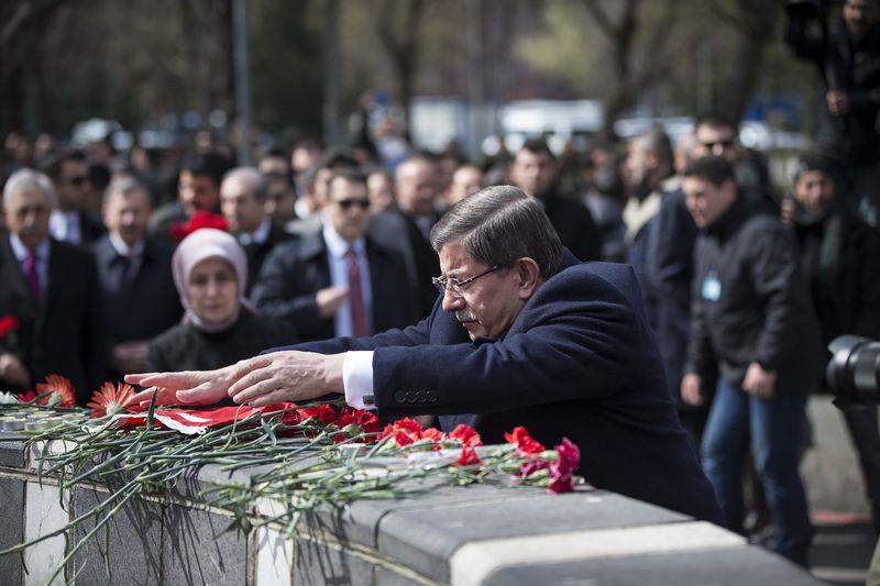 <p>Başbakan Davutoğlu, daha sonra beraberindekilerle, saldırının yaşandığı bölgedeki esnafı işyerlerinde ziyaret etti. Davutoğlu, buradan da TESK Genel Merkezi'ne geçti.</p>

<p> </p>
