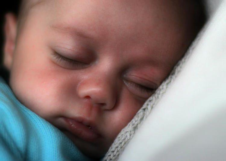 <p>2- Bebeğinizin uyuduğu odanın fazla ışık almamasına dikkat edilmeli.</p>

