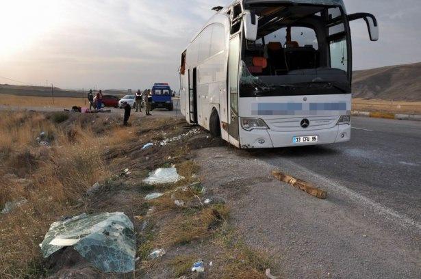 <p>Yolculardan Erdoğan Ok, kaza sırasında uyuduğunu, yolcuların üzerine devrilmesi sonucu yaralandığını söyledi.</p>
