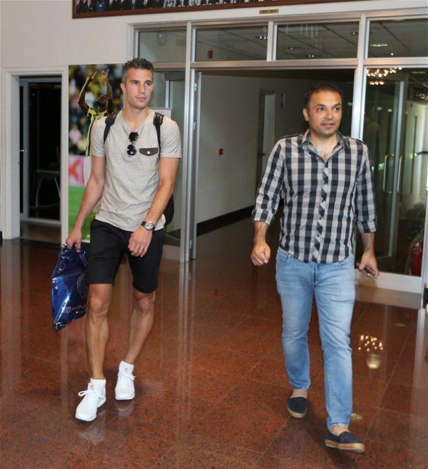 <p>Fenerbahçe Kulübü'nün internet sitesinde yer alan bilgiye göre, Fenerbahçe Şükrü Saracoğlu Stadı'nda taraftarların önünde sözleşme imzalayan Van Persie'yi, Can Bartu Tesisleri'nde teknik direktör ve oyuncular karşıladı. </p>