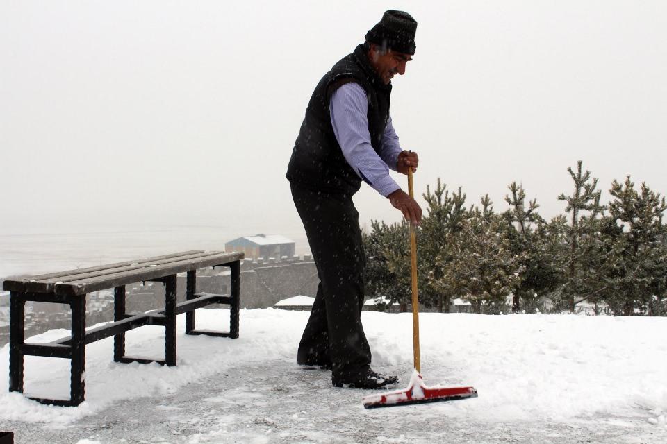 <p>Bölge genelinde havaların iyice soğumasının etkisiyle en düşük sıcaklığın 1 derece ölçüldüğü Ardahan'da kar yağışı etkili oluyor.</p>
