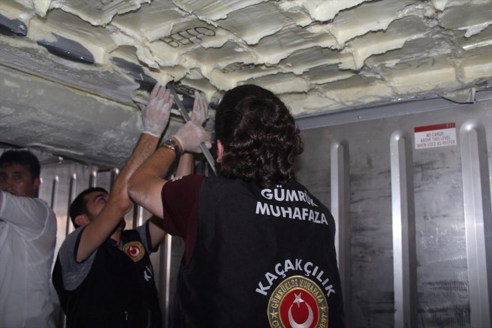 <p>Mersin Gümrük Muhafaza Kaçakçılık ve İstihbarat Müdürlüğü ekiplerince konteynerde bulunan muz yükü boşaltıldı ve narkotik dedektör köpeği Max yaptığı aramada şüpheli olarak işaretlenen bölgeye tepki verdi. </p>
<p> </p>