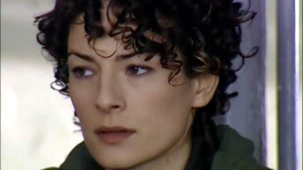 <p><strong>Özlem Düvencioğlu</strong></p>
<p>Hırsız-Polis dizisiyle kariyerine başladı.</p>