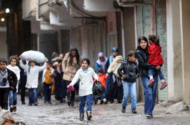 <p>Merkez Bağlar ve Kayapınar ilçelerini Yenişehir ve Sur'a bağlayan en önemli güzergahlardan biri olan caddenin Ofis Semti çıkışı olan Ofis Alt Geçidi'nin de trafiğe kapanmasının ardından, Ofis-İstasyon ve Ofis-Seyrantepe güzergahlarında araç yoğunluğu yaşandı.</p>
<p> </p>