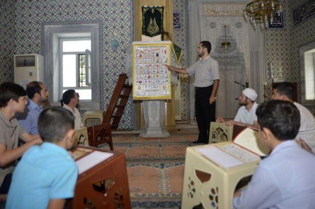 <p>Yenibosna Selçuk Hatun Camisi Başimam Hatibi İbrahim Tunç, Kur'an-ı Kerim öğreniminde geliştirdiği görsel hafıza teknikleri ve makamla okuma yöntemleri sayesinde öğrencilerine iki günde Kur'an-ı Kerim öğretiyor.</p>