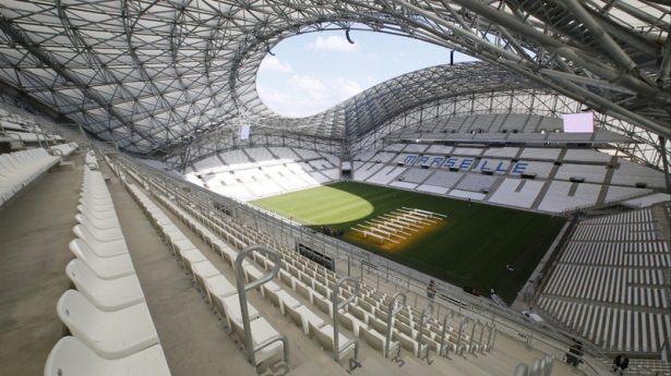 <p>Tam isim: Stade Vélodrome</p>

<p>Yer: Fransa Marsilya, Fransa</p>

<p>Zemin: Çim</p>

<p>Ev sahibi: Olympique de Marseille</p>

<p>Kapasite: 67,394</p>
