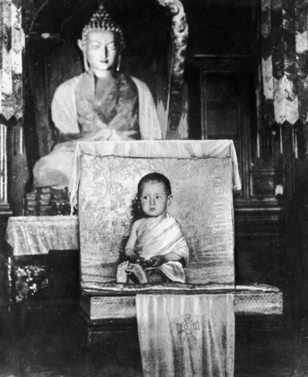 <p>İşte dünyaca ünlü isimlerin çocukluk fotoğrafları...<br />
Tibet`in ruhani lideri 2 yaşında. Dalai Lama ( Tenzin Gyatso), 2 yaşında iken rahipler tarafından buIunarak, yetiştirilmiştir. (1937)</p>
