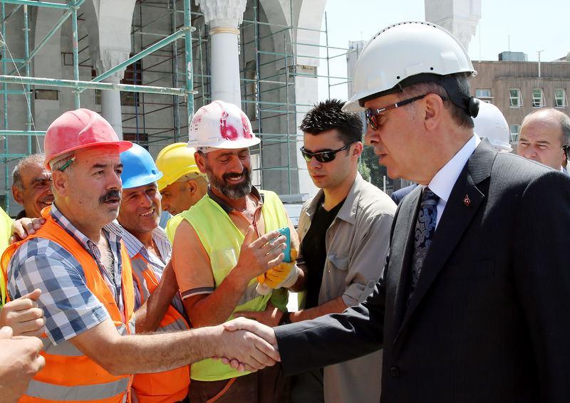 <p>Cumhurbaşkanı Recep Tayyip Erdoğan, Osmanlı Camisi inşaatında incelemelerde bulundu. Cumhurbaşkanı Erdoğan, bir işçinin sigara paketini alarak sigarayı bırakmasını istedi. </p>

<p> </p>
