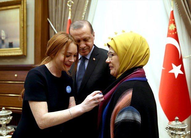 <p>Cumhurbaşkanı Recep Tayyip Erdoğan ve Emine Eroğan ile Cumhurbaşkanlığı Külliyesi'nde bir araya gelen Lohan, Cumhurbaşkanına <strong>"Dünya 5'ten büyüktür"</strong> yazan bir rozet armağan etmişti.</p>
