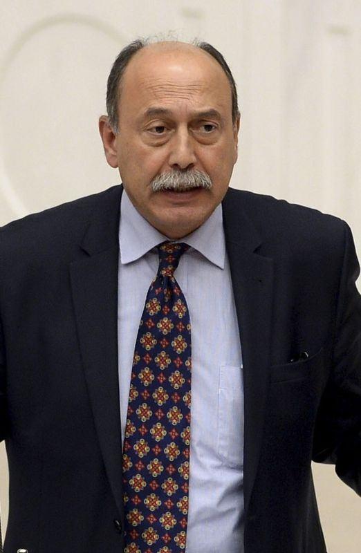 <p>İstanbul Milletvekili Levent Tüzel<br />
<br />
<span style="color:#FFD700"><strong>LEVENT TÜZEL KİMDİR?</strong></span></p>

<p>Abdullah Levent Tüzel, 12 Temmuz 1961'de Giresun Bulancak'ta doğdu. Babasının adı Osman, annesinin adı Havva Çağlayan'dır.</p>

<p>Avukat; İstanbul Üniversitesi Hukuk Fakültesini bitirdi.<br />
Serbest avukat olarak çalıştı. İnsan Hakları Derneği İstanbul Şubesi Yönetim Kurulu Üyeliği ve Çağdaş Hukukçular Derneği İstanbul Şube Başkanlığı yaptı. 1996 yılında kurulan Emek Partisinin kurucu Genel Başkanı oldu ve 2011 yılına kadar EMEP Genel Başkanlığı görevini yürüttü.<br />
Tüzel, evli ve 1 çocuk babasıdır.</p>

<p> </p>
