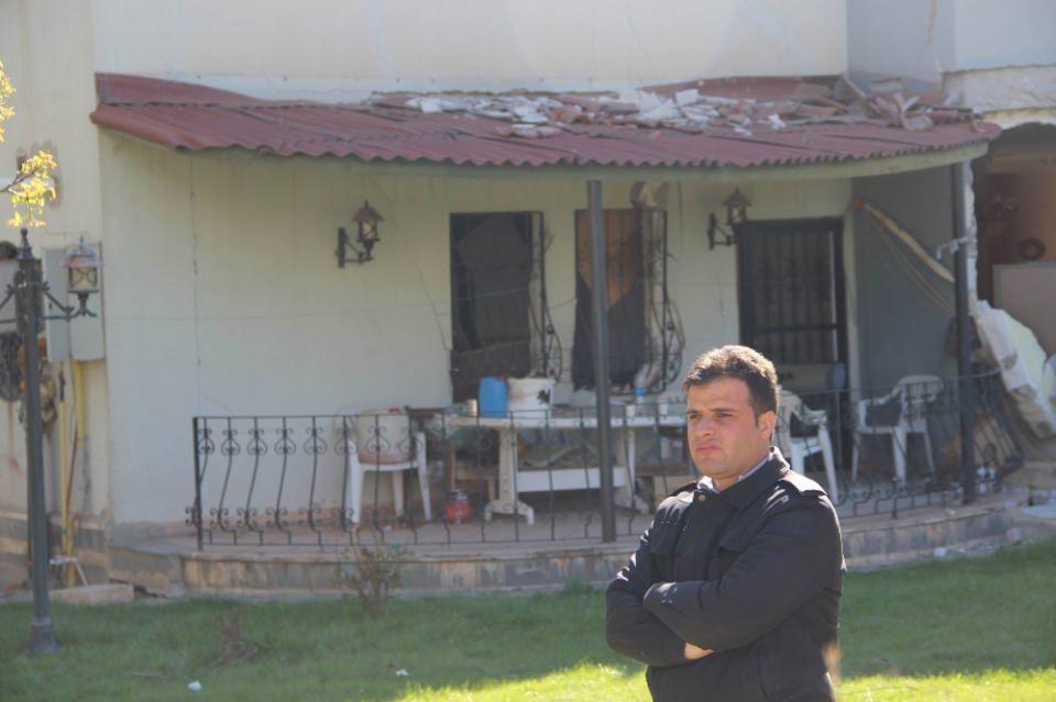 <p>Birçok evin duvarları yıkılırken, Bağlar Belediyesi’ne bağlı ekipler de parçalanan araçlardan etrafa sıçrayan parçaları temizledi.</p>