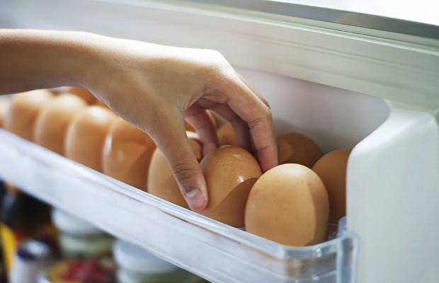<p>Marketten alınan yumurtaların buzdolabında, özellikle de kapak bölmesindeki özel alanda saklayanlara uzmanlardan kritik uyarı!</p>
