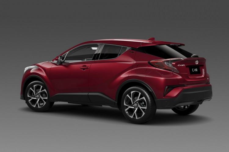<p>Toyota C-HR dünya için ayrı Türkiye için ayrı bir yere sahip. </p>
<p>Japon markanın bu sınıfta çıkardığı modeller arasında bir ilk olması, onu dünyadaki otomobil severler arasında önemli bir yere taşıyor.</p>