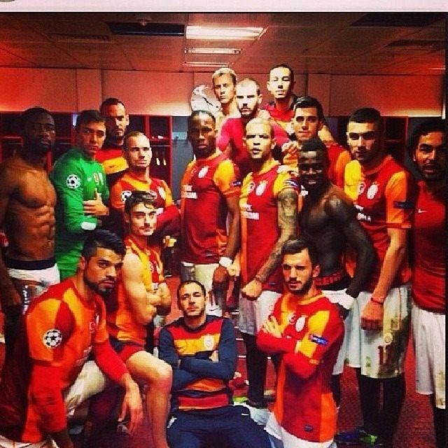 <p>Maç sonrası soyunma odasında çekilen bu sevinç fotoğrafında yer alan futbolculardan Selçuk ve Muslera dışındaki tüm isimler Galatasaray'dan ayrıldı.</p>

