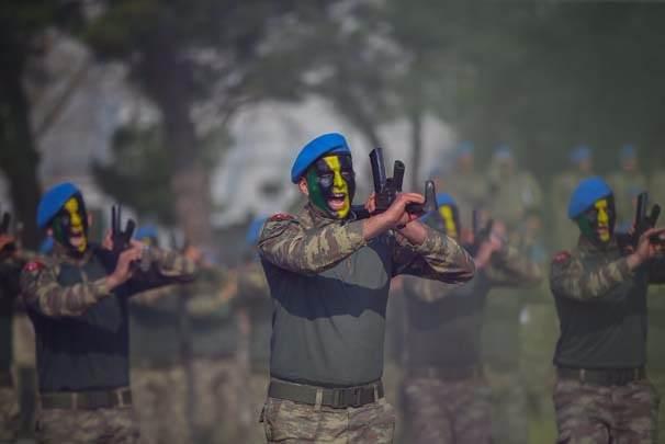 <p>Subay adayı Tuğçe Öğülener de ailesine bu gururu yaşattığı için mutlu olduğunu belirterek, "Eğitimlerde bizi zorlayan bir şey olmadı. Erkeklerle eşit davranıldı, aynı eğitimi gördük. </p>