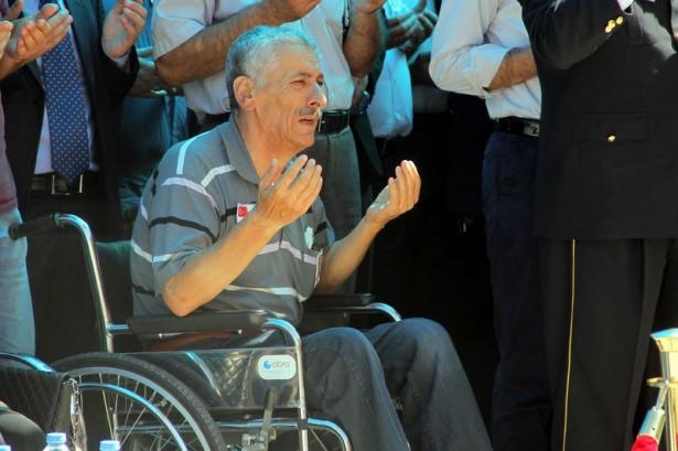 <p>Şehidin babası Kale de tepkisini, "Hainlere Allah'ın izniyle fırsat vermeyeceğiz" sözleriyle dile getirdi.</p>