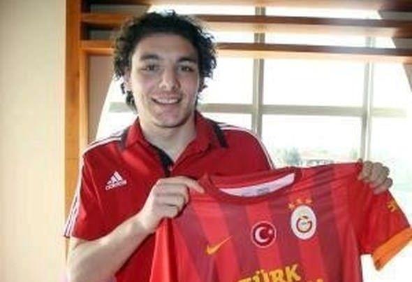 <p><strong>SALİH'İN KALİTESİ YETMİYOR</strong></p>
<p> </p>
<p>Trabzonspor’un satın alma opsiyonunu kullanmadığı Salih Dursun’a Kayserispor, Kasımpaşa ve Karabükspor’dan teklif var.Riekerink, çalışma disiplinine tam not verdiği Salih Dursun’un Galatasaray’da forma giyecek düzeyde olmadığını belirterek, satılmasını istedi.</p>