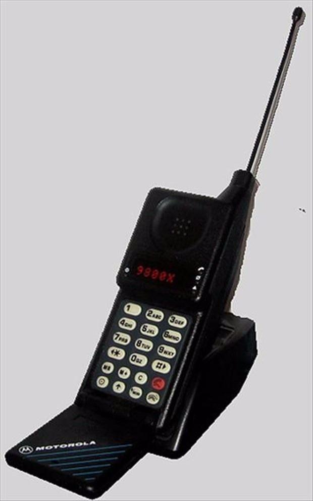<p><strong>Motorola MicroTAC 9800X – 1989</strong><br />
<br />
Gerçekten cebe girebilen ilk ‘cep telefonu’. Orta boy bir çanta büyüklüğündeki ağır araç telefonları da o zamanlar yaygın.</p>

<p> </p>

<p> </p>
