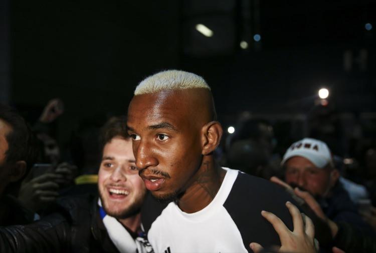 <p>Doktorlar, yetenekli futbolcuya kendisine iyi bakması durumunda sakatlığının belirlenen süreden daha çabuk düzeleceğini de bildirdi. (Skorer)</p>