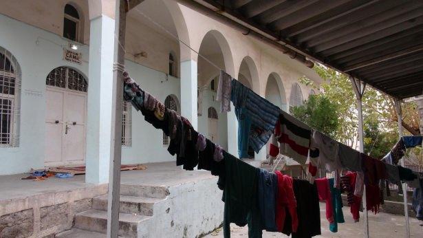 <p>Şırnak’ın Cizre Ve Silopi ilçelerinde PKK’lıların kazdığı hendeklerin kapatılması ve barikatların kaldırılması amacıyla operasyonlar aralıksız sürerken, çatışmaların yoğunlaştığı mahallerden kaçışlar devam ediyor. </p>