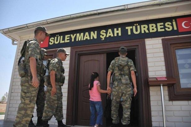 <p>Aileler, kuledeki bayramlaşmanın ardından çocuklarını da yanlarına alarak manevi değeri yüksek Süleyman Şah Saygı Karakolu'ndaki emanetlerin bulunduğu Suriye Eşmesi'ni ziyaret etti.</p>

<p> </p>
