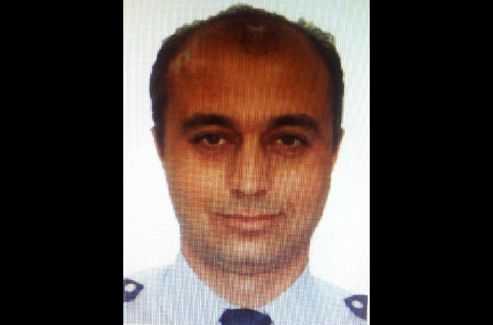 <p><strong>TEKNİSYEN OLARAK GÖREV YAPIYORDU</strong></p>

<p>Polis memuru 44 yaşındaki Murat Ködük, evli ve 2 çocuk babasıydı. Şehit Ködük'ün Kütahya'daki yakınlan yasa boğuldu. Ködük'ün Diyarbakır Emniyet Müdürlüğü'nde helikopter teknisyeni olarak görev yaptığı, ailesinin de Diyarbakır'da bulunduğu öğrenildi.</p>
