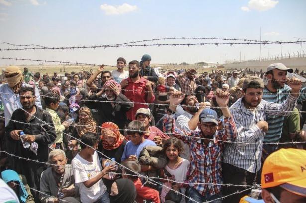 <p>Torbalara koydukları birkaç parça eşyayla sınırdan geçen Suriyeliler, akrabalarının yanına, kalacak yeri olmayanlar ise AFAD'ın kamplarına yönlendiriliyor.</p>

<p> </p>
