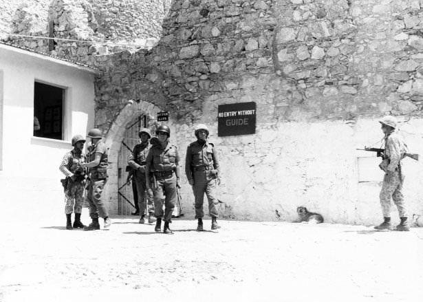 <p>Kıbrıs Türk Barış Kuvvetleri ve 6'ncı Kolordu Komutanı Korgeneral Nurettin Ersin, St Hillarion Kalesinde Konuşlanan Birinci Komando Taburunu Ziyaret Ederken Tuğgeneral Sabri Demirbağ ve Tabur Komutanı Yb.Cemal Eruç ile Birlikte</p>

<p> </p>
