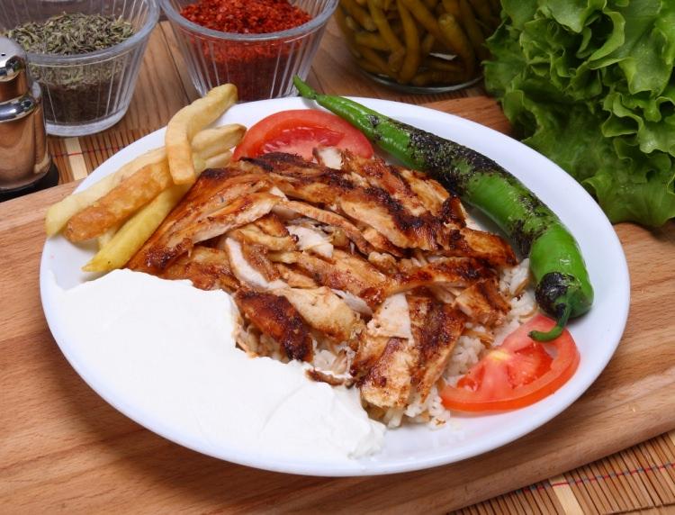 <p>Bu içeceğin içerisinde; zencefil, maydanoz, nane ve limon bulunuyor. Dönerin ardından sarımsak ve soğan kokusunu gidermeye yarıyor. </p>