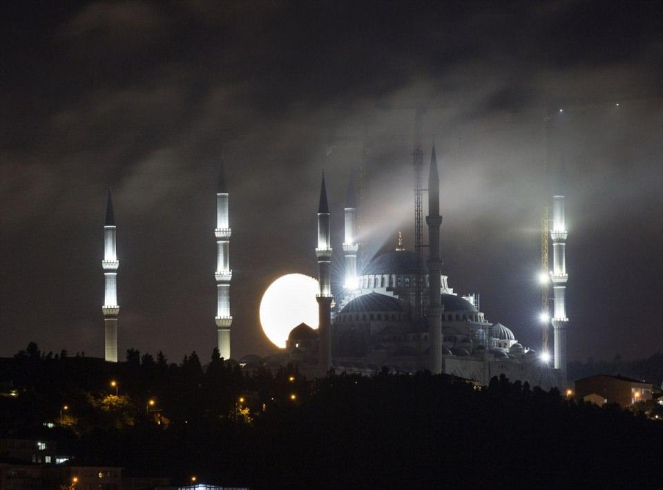 <p>İstanbul'da ay, Çamlıca camii ile güzel görüntüler oluşturdu.</p>
