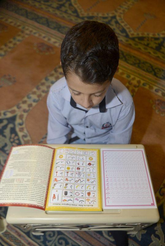 <p>Türkiye'de Kur'an eğitiminin bir aylık süreye yayıldığına ve öğretimde yanlış metotların uygulandığını savunan Tunç, sürenin uzamasının öğrenimde sıkıntılara yol açtığını öne sürdü.</p>

<p> </p>
