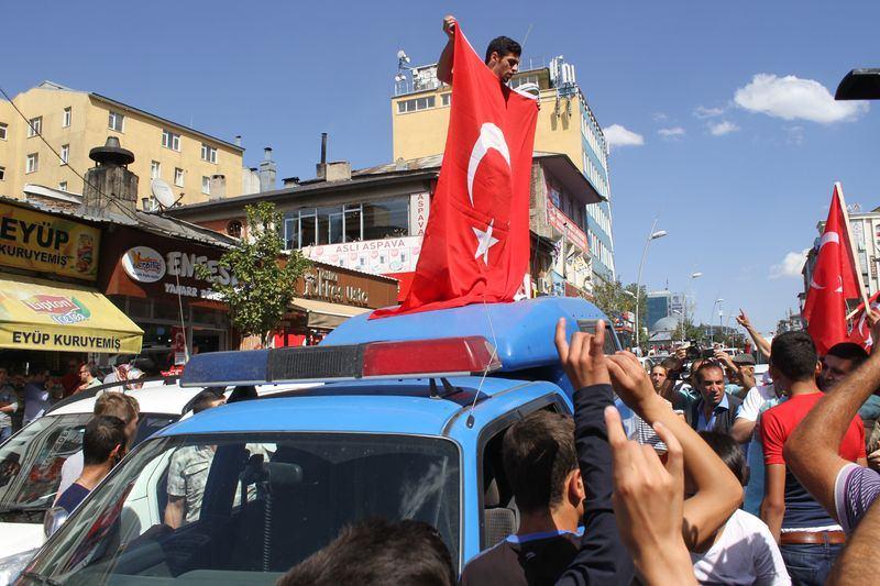 <p><strong>Erzurum</strong><br />
Erzurum'da vatandaşlar askerleri omuzlara aldılar. Erzurum'da vatandaşlar, Hakkari ve Iğdır'daki terör saldırılarını protesto etti. Lalapaşa Kent Meydanı'nda toplanan çok sayıda vatandaş, yoldan geçen jandarma aracını durdurarak askerleri omuzlara alıp, asker ve polis lehine slogan attı. Daha sonra ellerinde Türk bayraklarıyla, terörü lanetleyen sloganlar atıp, tekbirler getiren grup, Cumhuriyet Caddesi üzerinden Havuzbaşı'na kadar yürüdü. Bu sırada araçlarıyla yoldan geçen vatandaşlar, korna çalıp Türk bayrağı salladı.</p>
