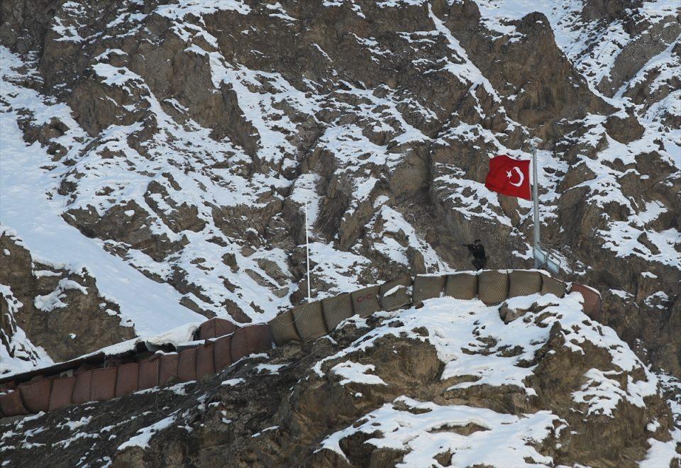 <p>Hava sıcaklığının gece sıfırın altında 20 dereceye kadar düştüğü ve kar kalınlığının 2 metreyi bulduğu bölgede operasyonlarını aralıksız sürdüren özel harekat polisleri, bir yandan da eğitimlerine devam ediyor. </p>

<p> </p>
