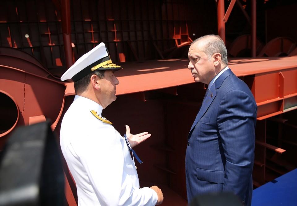 <p> Cumhurbaşkanı Erdoğan, ilk kaynağını yaptığı İstanbul fırkateyni hakkında bilgi aldı.</p>
