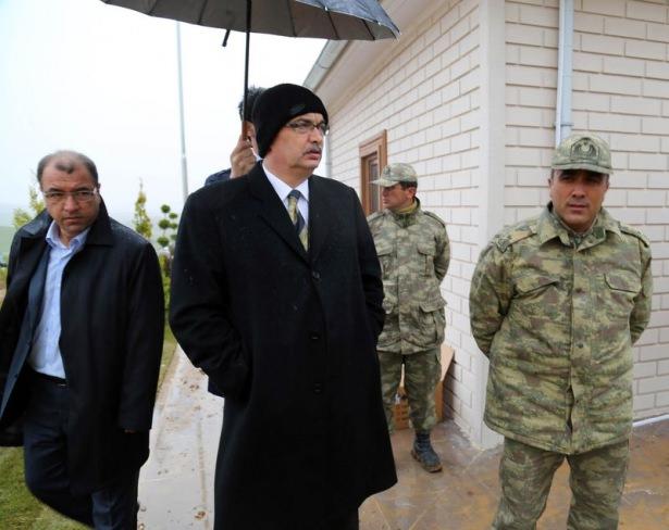 <p>Türbe ve çevresinde alt, üst yapı, çevre düzenlemesi ve yol çalışmasının Şanlıurfa Büyükşehir Belediyesi tarafından yapıldığını belirten Güvenç, "Büyükşehir Belediyesi olarak buraya 2 kilometre beton yolun yapımı ve peyzaj çalışmasını tamamladık. Büyükşehir Belediyesi personeline teşekkür ediyorum.</p>
