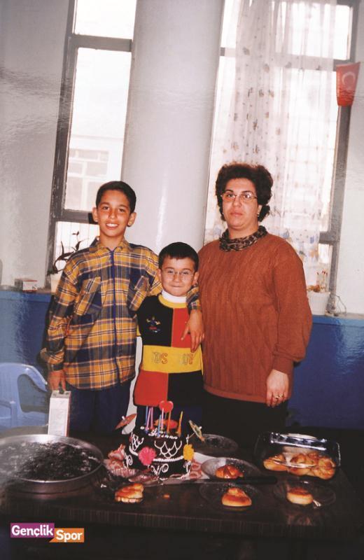 <p>Anne Yüksel Hanım, anaokulundan mezun olan küçük kardeş Okan’a, Arda ile birlikte bir kutlama düzenliyor.</p>
<p> </p>